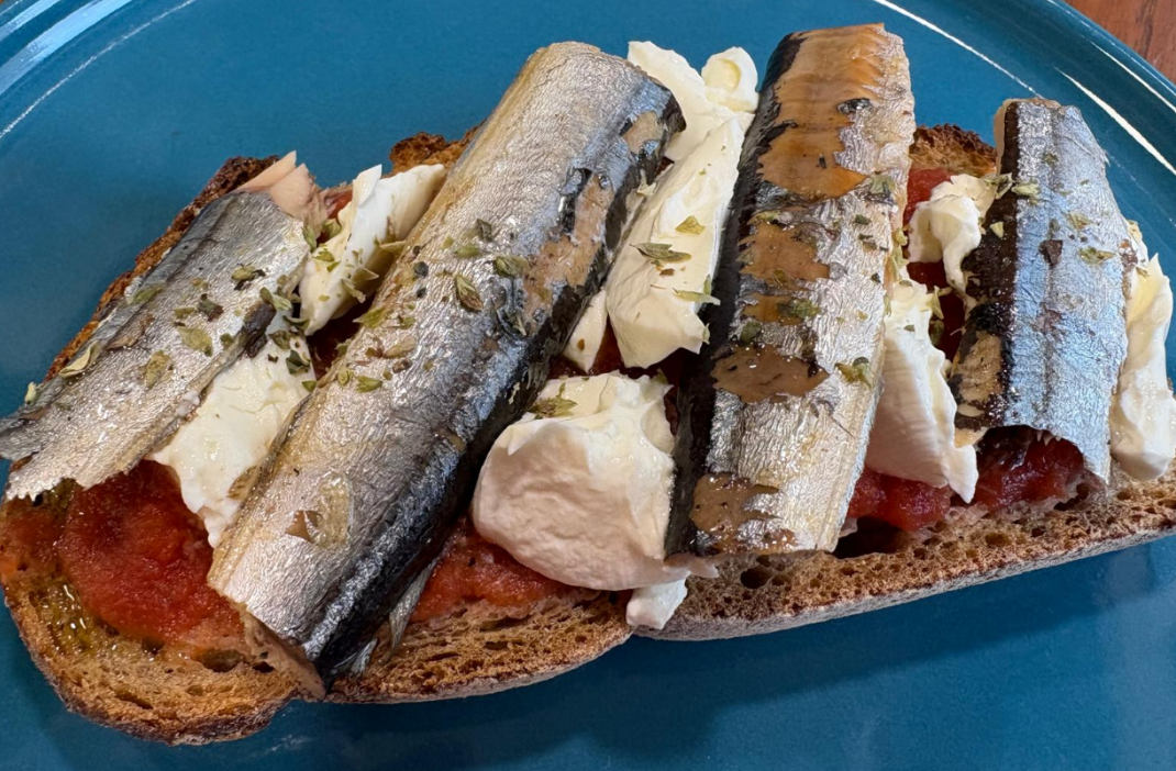 Miércoles 01/07 Plato 1: Tosta de alcrique, crema de queso fresco, tomate triturado y orégano